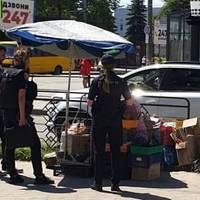 Склали протокол, але тварин не вилучили: у Тернополі зоозахисники викликали поліцію на продавців чотирилапих