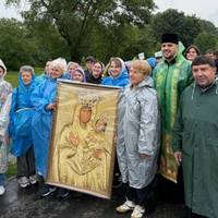 Пішки і під дощем: сотні прочан йдуть у Зарваницю молитися за мир в Україні