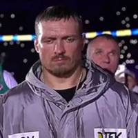 Усик вийшов в ефектному костюмі на бій з Дюбуа: в якому образі був українець