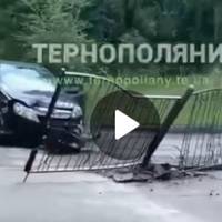 У Тернополі автівка протаранила ворота школи: на щастя, обійшлося без постраждалих (відео)
