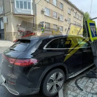 У Тернополі зіткнулися Dacia та Mercedes: одну з автівок відкинуло на тротуар, є постраждалі