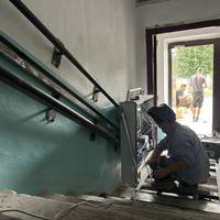 У Тернополі для військового з інвалідністю встановлюють горизонтальний ліфт (фото)