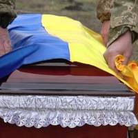 Взяла 3 тисячі доларів у вдови військового, щоб повернути тіло загиблого на Тернопільщину
