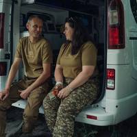 «Війна нас дужче скріпила». Як подружжя разом долучилося до війська та допомагає рятувати поранених