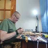 Ветеран ЗСУ з Тернопільщини плете з бісеру стрічкові гердани