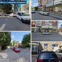 У Тернополі водії біля лікарні масово паркуються з порушенням правил
