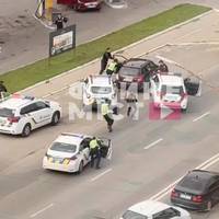 Перегони зі Збаража до Тернополя: ймовірно пʼяний водій протаранив авто й наїхав на ногу патрульного