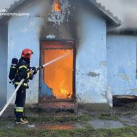 На згарищі виявили тіло людини: рятувальники гасили палаючий будинок у селі Лапшин (фото)