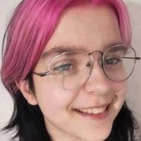 В окулярах і з рожевим чубчиком: у Польщі зникла юна українка