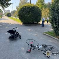 У парку Тернополя велосипедист збив бабусю з дитиною