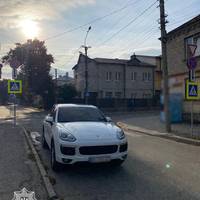 Патрульні у Тернополі оштрафували 51-річну водійку Porsche, яка заблокувала пішоходам дорогу