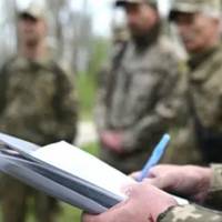 Місцеві чули постріл: у Тернополі водій збив двох військових, які перевіряли його документи