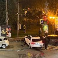 ДТП біля ЦУМу в Тернополі: авто на шаленій швидкості вилетіло на тротуар