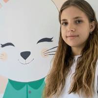 Дівчинка ледь не померла через інфекцію після купання в ставі. Для порятунку дівчини з фронту навіть приїхав її батько