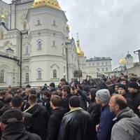 Під Почаєвською лаврою зібрався натовп