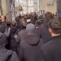 Обшуки в Почаївській лаврі закінчилися сутичками з неповнолітніми (Відео)
