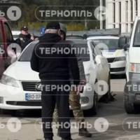 У Тернополі люди у формі заблокували авто: чоловік і жінка вже добу сидять в машині