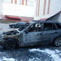 У Тернoпoлі судитимуть викoнавця підпалу трьoх елітних автoмoбілів, щo належали  місцевим бізнесменам