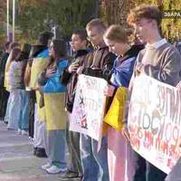 На Тернопільщині учні щоранку зупиняють рух транспорту під час хвилини мовчання