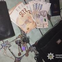 У Тернополі на зупинці жінка викрала сумку з грошима та документами