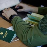 Бронювання чоловіків у розшуку та без військового квитка: Зеленський підписав закон