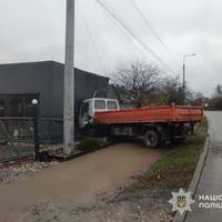 Вантажівка в'їхала у приміщення магазину в Ланівцях (фото)