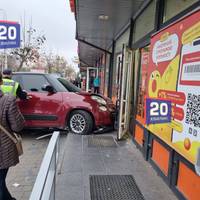 Жінка на червоному «Фіаті» врізалась у магазин «Копійочка» в Тернополі (ФОТО, ВІДЕО)