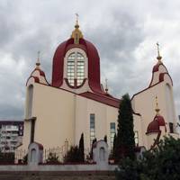 Вирили котлован, зрізали дерева і загородили територію біля храму в Тернополі (ВІДЕО)