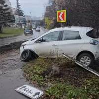 У Тернополі машина вилетіла з дороги та знесла дорожні знаки (відео)