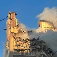 Під завалами однієї з багатоповерхівок у Тернополі перебуває 20-річний юнак, з яким тримають звʼязок