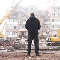 Тернополянин другу добу чекає на прабабусю біля зруйнованого будинку