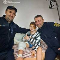 «Мої рятувальники прийшли»: 10-річний тернополянин зустрів надзвичайників у своїй палаті (фото)