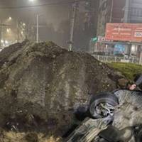 Аварія на Збаразькому кільці у Тернополі: авто перекинулося в виритий котлован