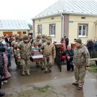 Повернення Героя через 25 місяців: Шумська громада попрощалася з Олександром Каніщевим