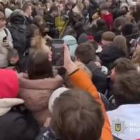 Блогер роздавав безплатні бургери в Тернополі: постраждали діти