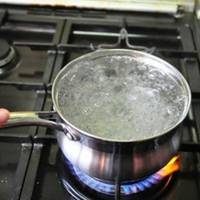 На Тернопільщині пенсіонерка каже, що донька спеціально вилила на неї окріп