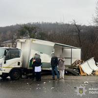 У Кременці зіткнулися дві вантажівки: поліцейські затримали одного із кермувальників