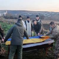 Розгорнули прапор над домовиною: Микулинецька громада попрощалася з 29-річним воїном