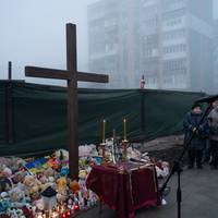 У Тернополі освятили пам’ятний хрест на місці ракетного удару, що забрав життя людей