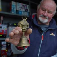 Понад 200 дзвіночків з усього світу: тернополянин показав колекцію, яку збирає з 1990-х (фото)