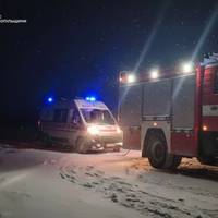 Тернопільські рятувальники витягували зі снігових заметів дві швидких, рейсовий автобус та легкові авто (фото)