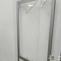 У Тернополі п’яний чоловік влаштував дебош в аптеці: розбив двері