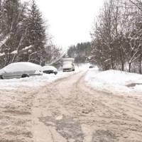 Без тротуарів, маршруток, у снігу та болоті: жителі «Кутківців» 8 років просять встановити зупинку (ВІДЕО)