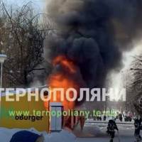 Вогонь у центрі Тернополя: спалахнув кіоск «Moburger»