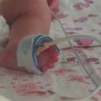 Стан дівчинки, знайденої у підʼїзді Тернополя, поступово покращується