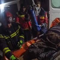 Нічна рятувальна операція: У Тернополі рятувальники з п’ятого поверху евакуювали важкохвору жінку