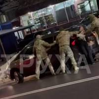 Особи у формі у Тернополі на проспекті Бандери схопили жінку за горло