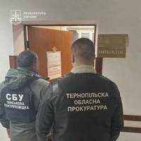 1,5 тис. доларів за інвалідність – на Тернопільщині підозру отримали районний онколог і працівниця онкодиспансеру (фото)