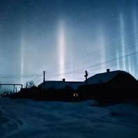 Світлові стовпи: унікальне атмосферне явище зафіксували цієї ночі на Бережанщині