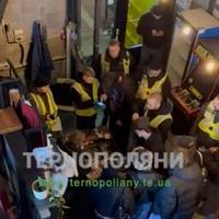 Обшуки у закладі «На пошті» в центрі Тернополя